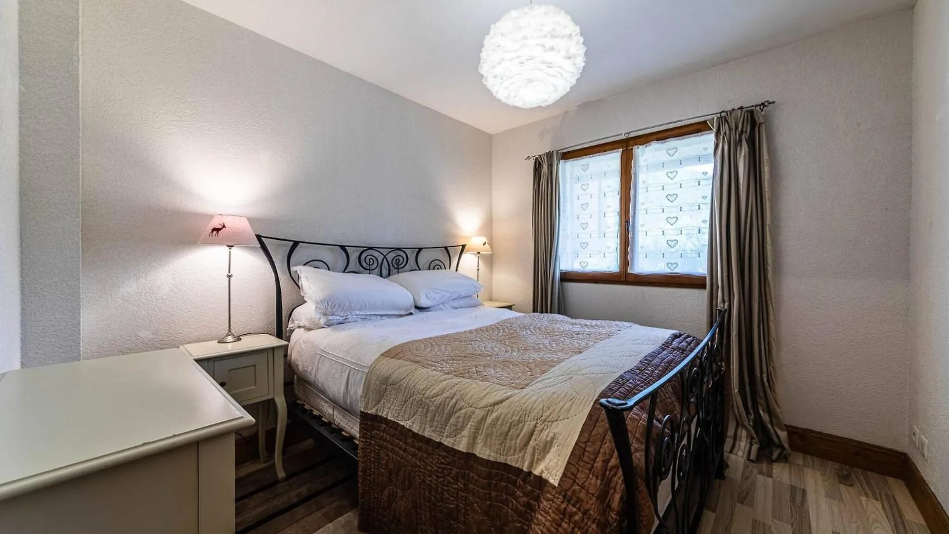 Chalet Abricotine, Sleeps 10, Hot Tub Saint-Jean-dʼAulps 0*,
